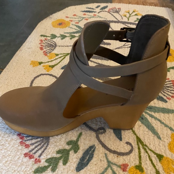 Stella Clogs. - Picture 4 of 5